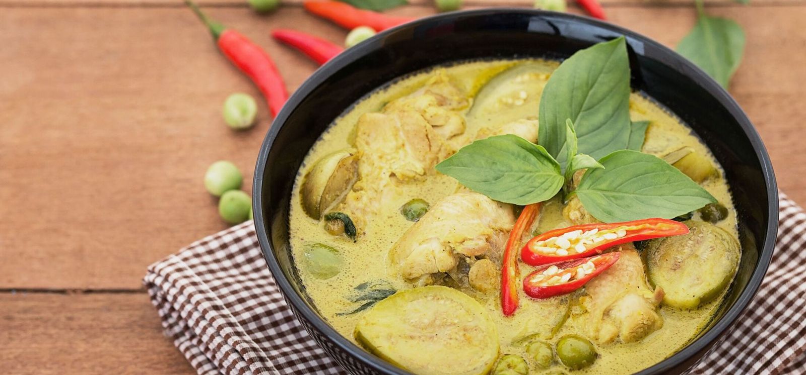 Green curry with basil and chillies